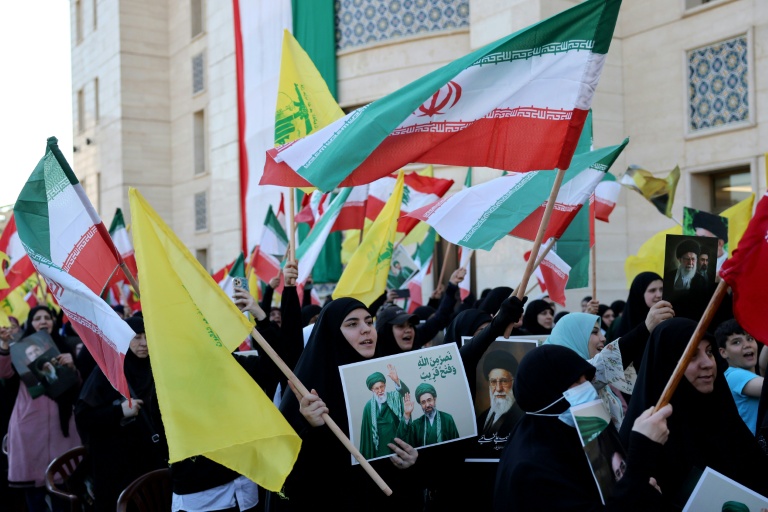 Des manifestants brandissent des drapeaux du Hezbollah, de l'Iran et du Liban, ainsi que des portraits du Guide suprême iranien, Mojtaba Khamenei, lors d'une cérémonie commémorative à Beyrouth, le 22 avril 2026, en l'honneur du Guide suprême iranien assassiné, l'ayatollah Ali Khamenei