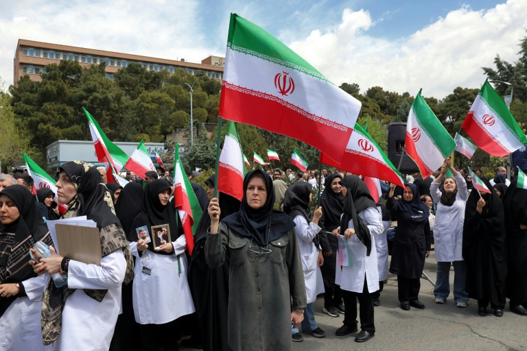 Des personnels de santé rassemblés devant l'hôpital Imam Khomeini de Téhéran pour protester contre les attaques menées par les États-Unis et Israël contre les établissements de santé, le 6 avril 2026
