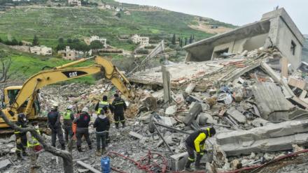 Des secouristes sur le site d'une frappe aérienne israélienne nocturne sur le village de Zibdine, dans le sud du Liban, le 2 avril 2026