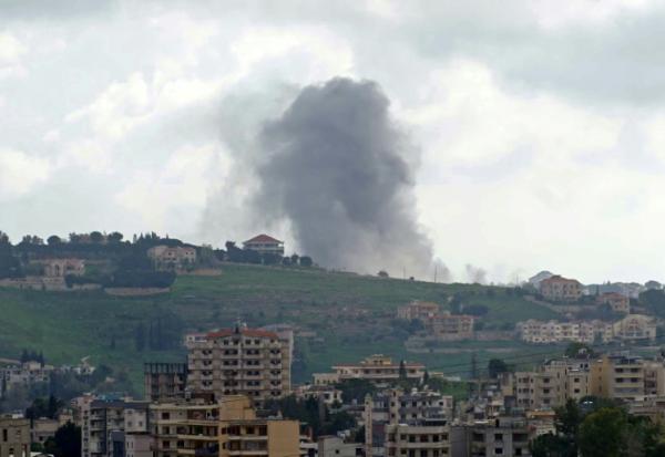 Un panache de fumée s'élève au dessus du village de Choukine, au Liban le 9 avril 2026, à la suite d'une frappe israélienne