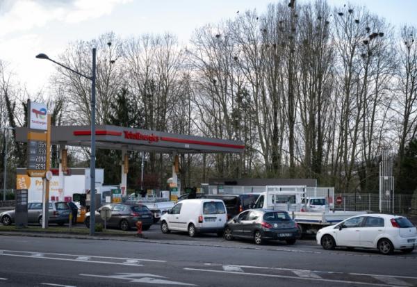 File d'attente de véhicules devant une station-service à Mulhouse, dans l'est de la France, le 1er avril 2026