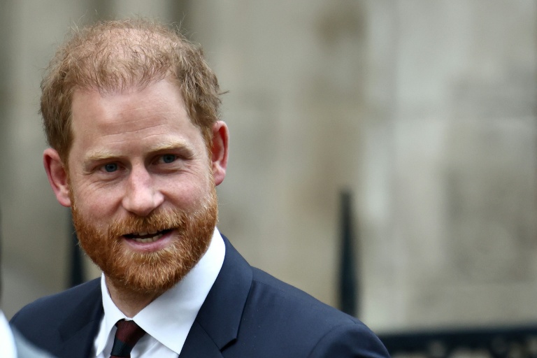 Le prince Harry, duc de Sussex, quitte la Haute Cour britannique au quatrième jour du procès qu'il intente à un important groupe de presse britannique, le 22 janvier 2026 à Londres