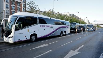 Des cars de tourisme se rassemblent à Paris en vue d'une opération escargot pour réclamer des aides afin de faire face à la hausse du carburant, le 30 mars 2026