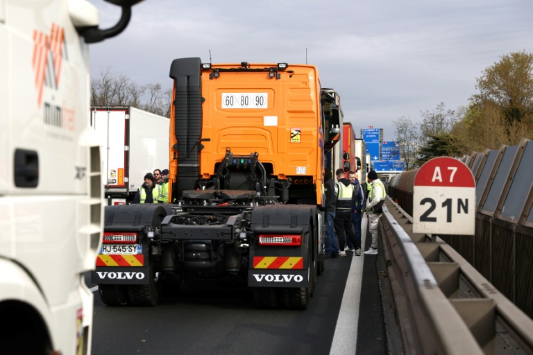 Des chauffeurs routiers bloquent l'autoroute A7, au sud de Lyon, pour protester contre la hausse des prix du carburant, à Chasse-sur-Rhône, le 28 mars 2026 en Isère