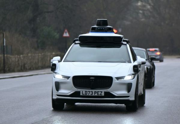 Un véhicule sans chauffeur de Waymo dans les rues du centre de Londres le 5 février 2026, peu après que la société ait annoncée qu'elle travaillait avec des partenaires à une offre de robotaxis dans cette ville.