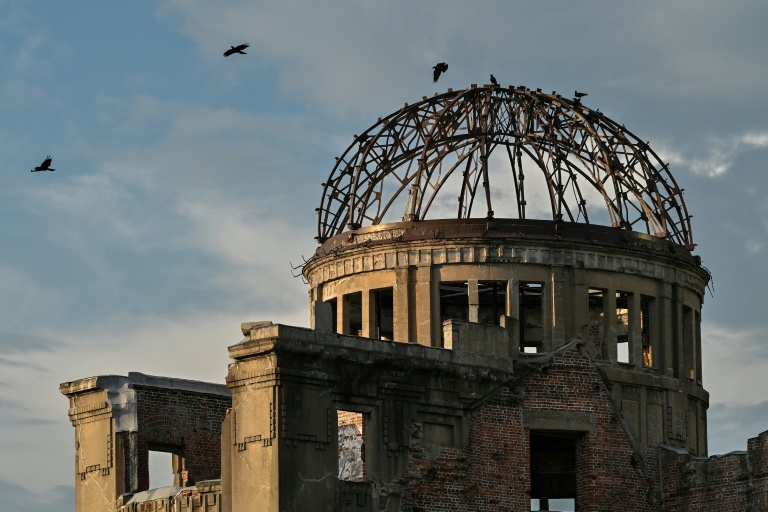 Des oiseaux volent au-dessus du dôme de la bombe atomique, le 5 août 2025 à Hiroshima au Japon