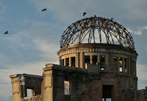 Des oiseaux volent au-dessus du dôme de la bombe atomique, le 5 août 2025 à Hiroshima au Japon
