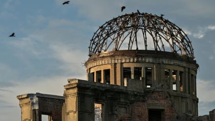 Des oiseaux volent au-dessus du dôme de la bombe atomique, le 5 août 2025 à Hiroshima au Japon