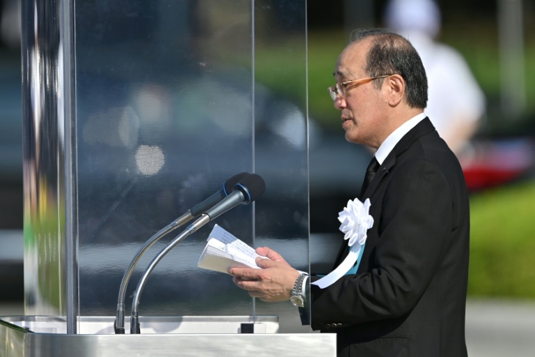 Le maire d'Hiroshima, Kazumi Matsui, prononce un discours, le 6 août 2025 à Hiroshima au Japon