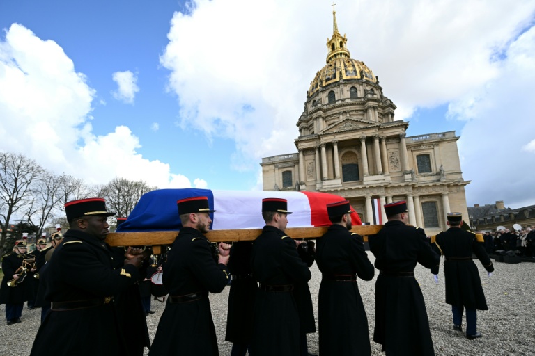 Des membres de la Garde républicaine portent le cercueil de l'ancien Premier ministre socialiste Lionel Jospin lors d'un hommage national à l'Hôtel des Invalides à Paris, le 26 mars 2026
