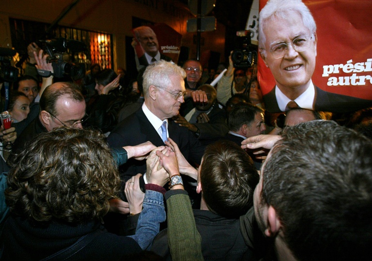 Le Premier ministre Lionel Jospin, candidat à la présidentielle, quitte son QG de campagne, après les résultats du 1er tour, le 21 avril 2002 à Paris