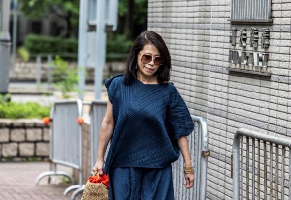 Teresa Lai, la femme de Jimmy Lai, se rendant au procès de son mari, Hong Kong, le 18 août 2025