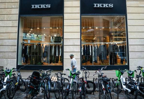 Un passant devant une boutique IKKS à Paris, le 3 octobre 2025
