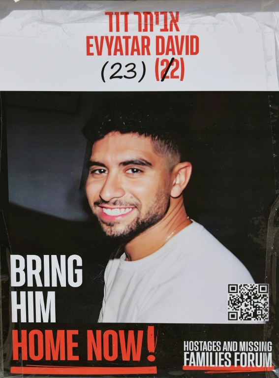 Une affiche montre le visage de l'otage israélien Evyatar David, retenu dans la bande de Gaza depuis le 7 octobre 2023, sur un mur de Tel-Aviv, le 21 janvier 2025