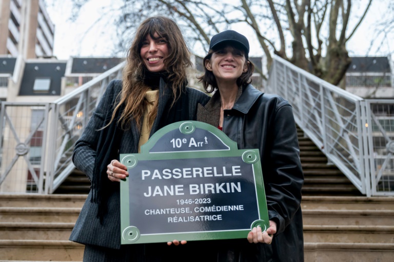 L'actrice et chanteuse française Charlotte Gainsbourg (à droite) et la chanteuse Lou Doillon présentent un panneau 