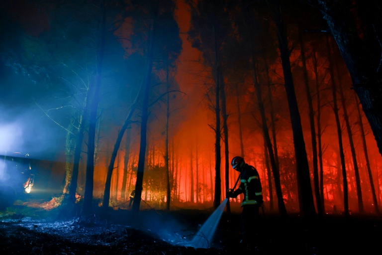 Un pompier lutte contre un incendie de forêr à Luglon, dans les Landes, le 14 août 2026