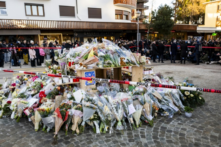 Des fleurs déposées devant le Constellation à Crans-Montana en Suisse le 3 janvier 2026