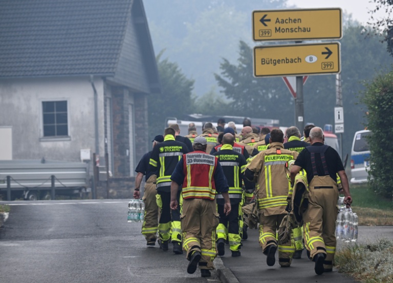 Des pompiers préparent leurs opérations à Kalterherberg alors qu'un feu de forêt dans la réserve naturelle des Hautes Fagnes menace une zone allemande voisine, le 17 août 2026 en Belgique