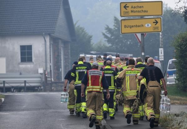Des pompiers préparent leurs opérations à Kalterherberg alors qu'un feu de forêt dans la réserve naturelle des Hautes Fagnes menace une zone allemande voisine, le 17 août 2026 en Belgique