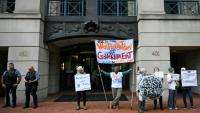 Des manifestants protestent contre l'inculpation de l'ancien directeur du FBI, la police fédérale américaine, James Comey, devant le tribunal fédéral d'Alexandria, aux Etats-Unis, le 8 octobre 2025