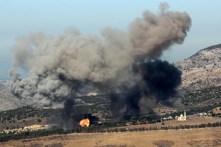 De la fumée s'élève du village libanais de al-Jarmak après une frappe israélienne, le 30 octobre 2025