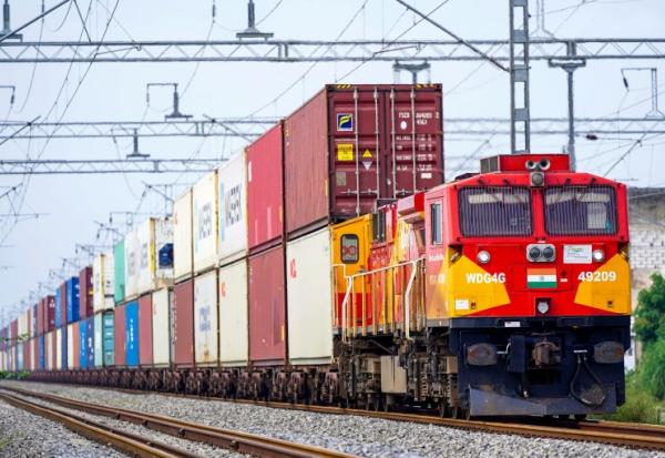 Un train de marchandises, à Ajmer, en Inde, le 26 août 2025