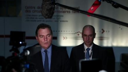 Le ministre des Transports Philippe Tabarot et le pdg de SNCF Réseau Matthieu Chabanel lors d'une conférence de presse le 27 octobre 2025 à Paris 