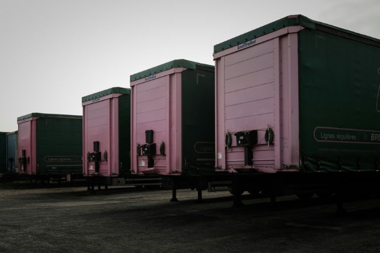 Des semi-remorques sont stationnées sur le parking d'un dépôt de transport routier à Bignay, dans le sud-ouest de la France, le 31 mars 2026