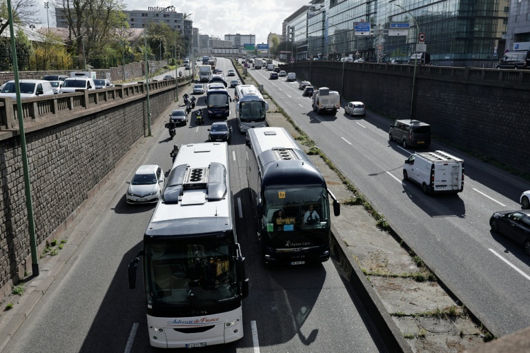Opération escargot des chauffeurs de car et chauffeurs routiers sur le périphérique parisien le 30 mars 2026