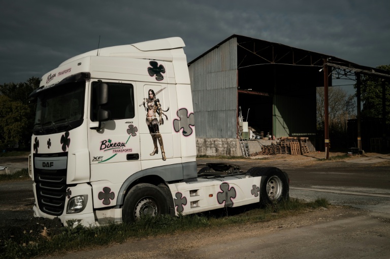 Un poids lourd stationné dans un dépôt d'une entreprise de transport routier à Bignay, dans le sud-ouest de la France, le 31 mars 2026