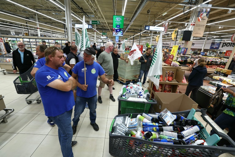 Des membres des syndicats agricoles FDSEA 72 et Jeunes Agriculteurs (JA), retirent des rayons des produits contenant de l'acétamipride, un pesticide néonicotinoïde, lors d'une opération de protestation dans un supermarché de Mundolsheim, le 20 août 2025 dans le Bas-Rhin
