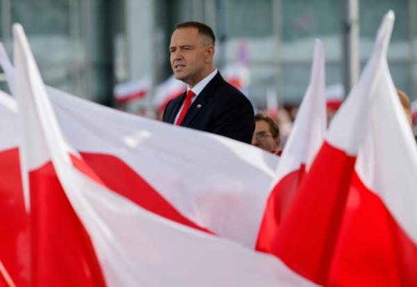 Le nouveau président polonais Karol Nawrocki lors d'une cérémonie officielle de prise de commandement des forces armées sur la tombe du soldat inconnu sur la place Pilsudski à Varsovie le 6 août 2025, après avoir prêté serment au parlement polonais