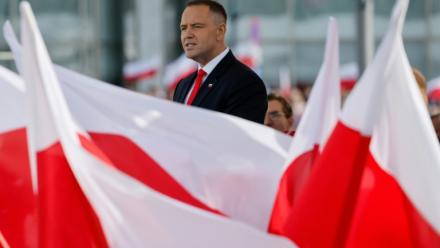Le nouveau président polonais Karol Nawrocki lors d'une cérémonie officielle de prise de commandement des forces armées sur la tombe du soldat inconnu sur la place Pilsudski à Varsovie le 6 août 2025, après avoir prêté serment au parlement polonais