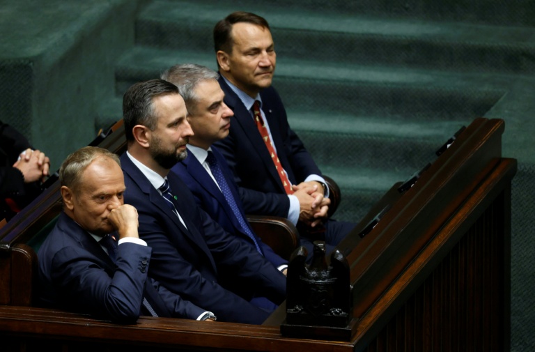 Le Premier ministre polonais Donald Tusk (g) et ses adjoints (2e de gauche à droite), le ministre de la Défense Wladyslaw Kosiniak-Kamysz, le ministre des Affaires numériques Krzysztof Gawkowski et le ministre des Affaires étrangères Radoslaw Sikorski, au parlement polonais, à Varsovie, le 6 août 2025