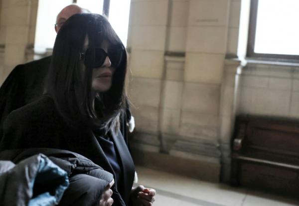 Isabelle Adjani arrive à la cour d'appel de Paris pour son procès en appel pour fraude fiscale et blanchiment d'argent, au Palais de Justice de Paris, le 1er avril 2026