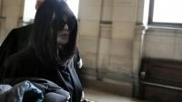 Isabelle Adjani arrive à la cour d'appel de Paris pour son procès en appel pour fraude fiscale et blanchiment d'argent, au Palais de Justice de Paris, le 1er avril 2026