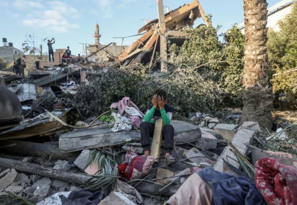 Dans les ruines de Nousseirat, dans le centre de la bande de Gaza, après une frappe israélienne le 29 octobre 2025