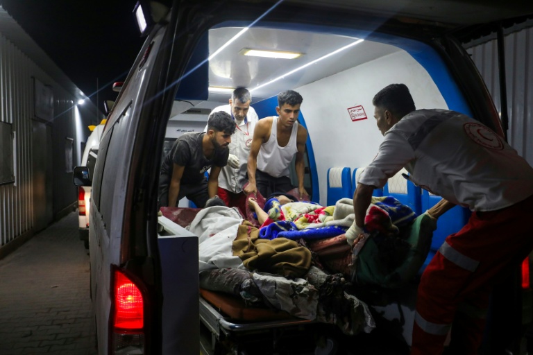 Des blessés transportés à l'hôpital Al-Awda de Nousseirat, dans le centre de la bande de Gaza, le 29 octobre 2025