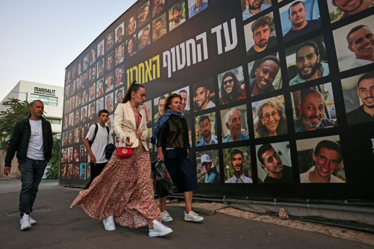 Les photos des Israéliens retenus en otage dans la bande de Gaza par le Hamas depuis octobre 2023, exposés dans une rue de Jérusalem, le 6 octobre 2025