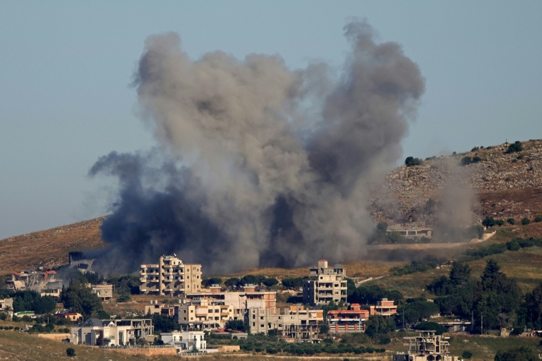 Photo prise dans la région de Marjayoun, dans le sud du Liban, montrant la fumée d'une frappe israélienne sur le village de Kfar Tebnit, le 3 juin 2026