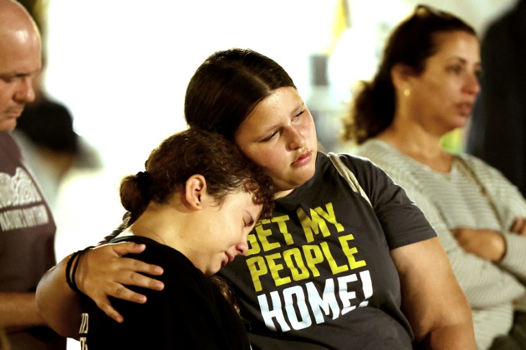 Des Israéliens participent à un rassemblement d'unité et de prière sur le Place de Otages à Tel-Aviv, le 28 octobre 2025