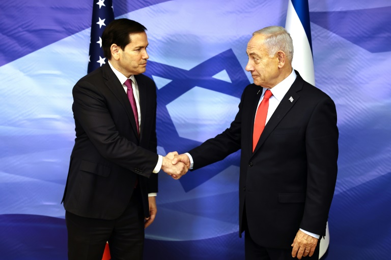 Le Premier ministre israélien Benjamin Netanyahu (D) serre la main du secrétaire d'Etat américain Marco Rubio à Jérusalem, le 23 octobre 2025