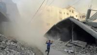 Un garçon palestinien fuit en courant des frappes aériennes à Jabalia, dans le nord de la bande de Gaza, le 19 août 2025

