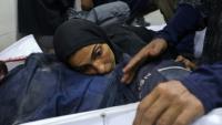 Une Palestinienne pleure la mort d'un proche dans un bombardement israélien à l'hôpital Al-Awda à Nousseirat, dans la bande de Gaza, le 20 août 2025 