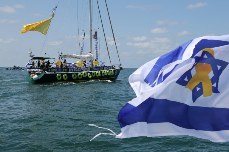 Plusieurs bateaux transportant des membres des familles d'otages israéliens quittent le port israélien d'Ashkelon, à la frontière nord de la bande de Gaza, le 7 août 2025