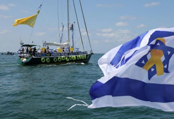 Plusieurs bateaux transportant des membres des familles d'otages israéliens quittent le port  israélien d'Ashkelon, à la frontière nord de la bande de Gaza, le 7 août 2025