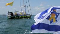Plusieurs bateaux transportant des membres des familles d'otages israéliens quittent le port  israélien d'Ashkelon, à la frontière nord de la bande de Gaza, le 7 août 2025