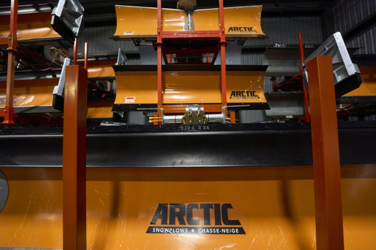 Des déneigeuses de l'entreprise canadienne Arctic Snowplows dans l'usine de London en Ontario, le 10 décembre 2025