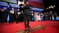 Jafar Panahi et sa Palme d'Or, à Cannes, le 24 mai 2025, pour le film "Un simple accident"