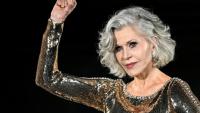 L’actrice américaine Jane Fonda lève le poing pour la présentation d’une création dans le cadre de l’événement « Liberté, Egalité, Sororité » organisé par L’Oréal pour la Fashion Week de Paris, à l’Hôtel de ville de Paris, le 29 septembre 2025